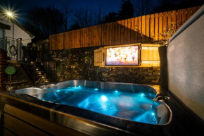 Stunning cottage Grade 2 listed with parking and Hot Tub
